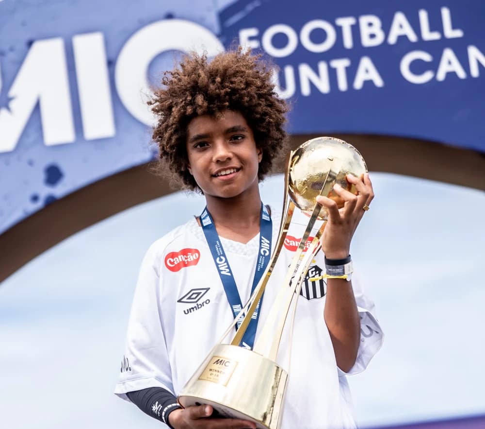 El último día del torneo se celebran las finales y los campeones levantan la ansiada Copa.